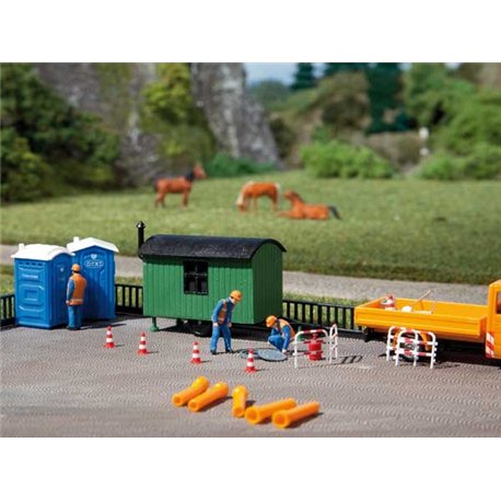 HO 2 Construction trailers & 4 mobile toilets