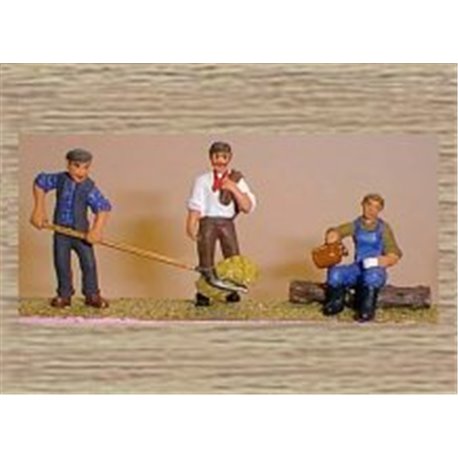 3 Farm workers (coat/hayfork & drinking) (O scale 1/43rd) - Unpainted