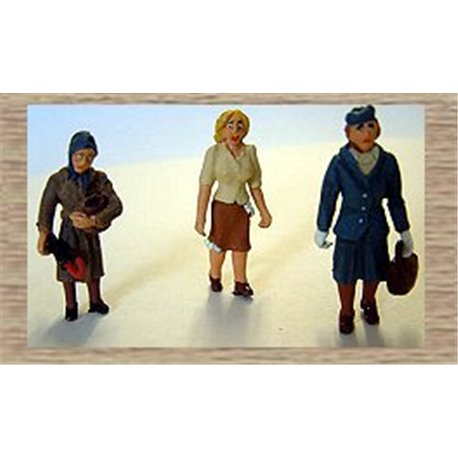 3 1950's Women standing/shopping (O scale 1/43rd)