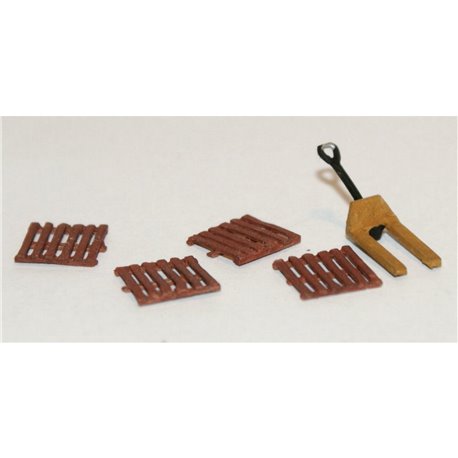 4 x wooden pallets and 1 x pallet truck - Unpainted