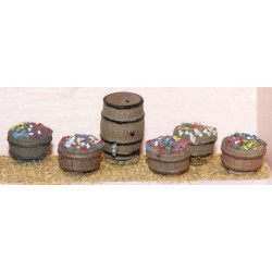 Water butt & 5 tubs with flowers (OO Scale 1/76th) - Unpainted