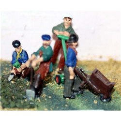 4 Gardeners with tools, mower, etc. (OO Scale 1/76th) - Unpainted